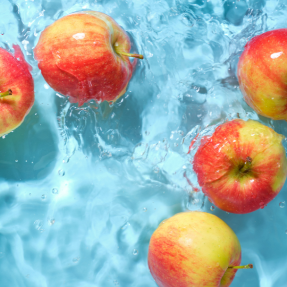 Manzanas rojas en una piscina azul con agua