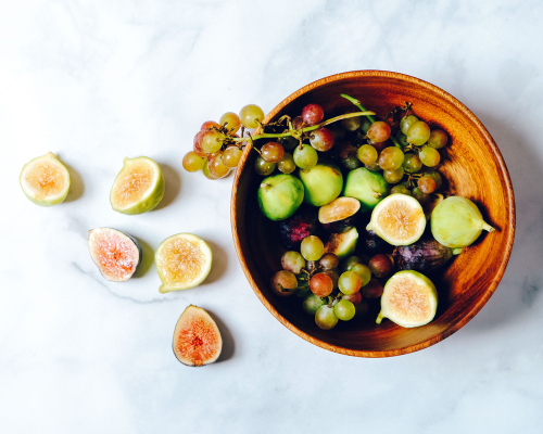 Bols de frutas sobre una mesa blanca.